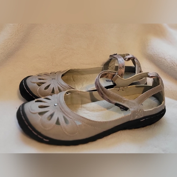 JBU Gray Flats with Sunburst Cut-Out Design.  Size 7.5 - Picture 1 of 5